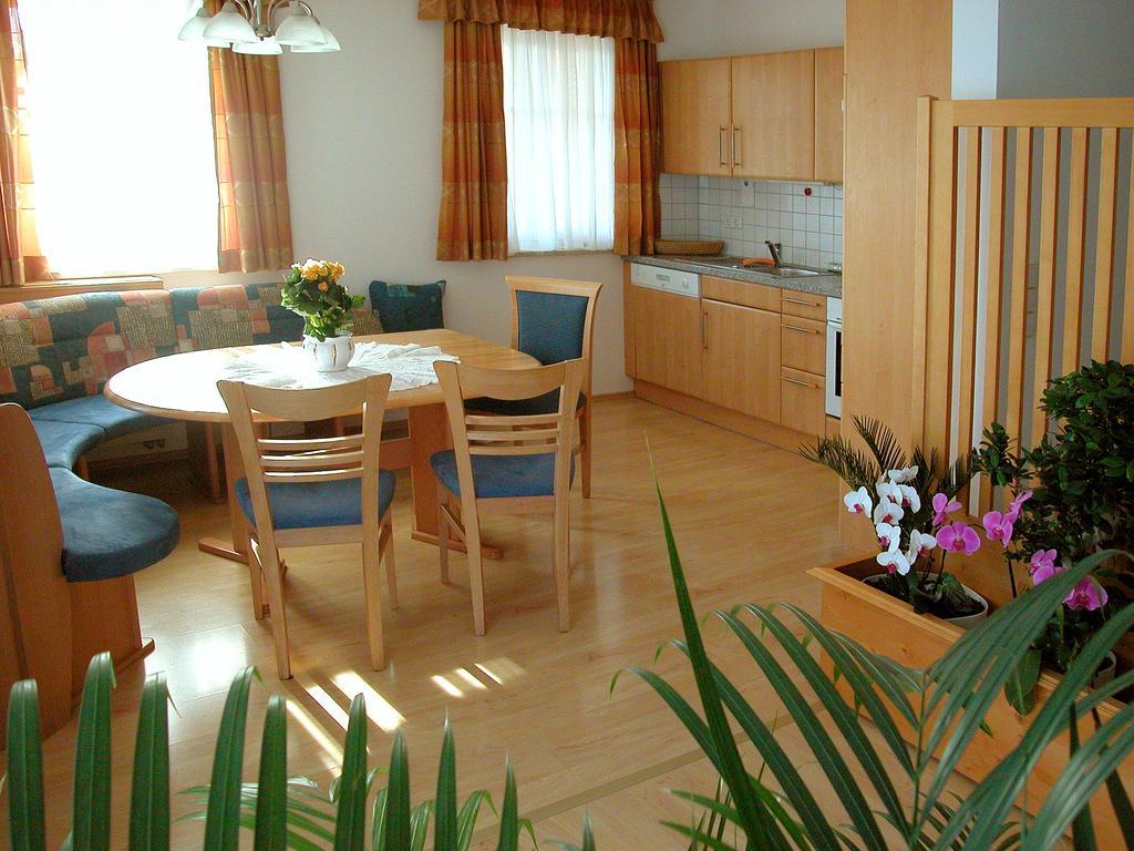Pension Hiesel-Villa Untersbergblick Anthering Ruang foto