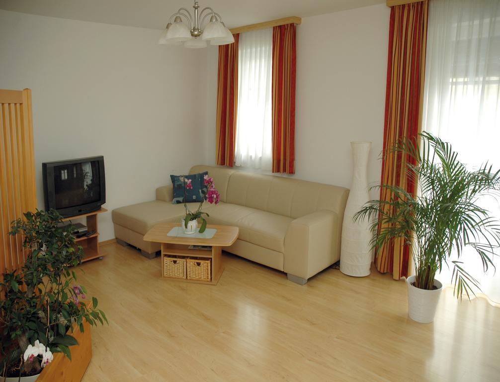 Pension Hiesel-Villa Untersbergblick Anthering Ruang foto