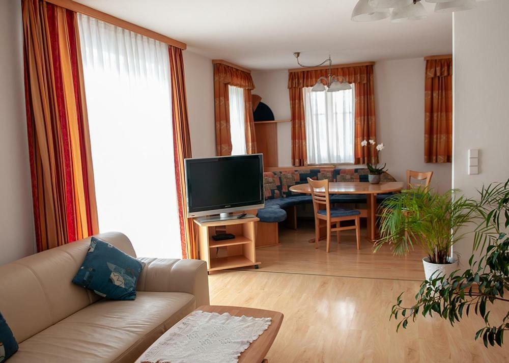 Pension Hiesel-Villa Untersbergblick Anthering Bagian luar foto